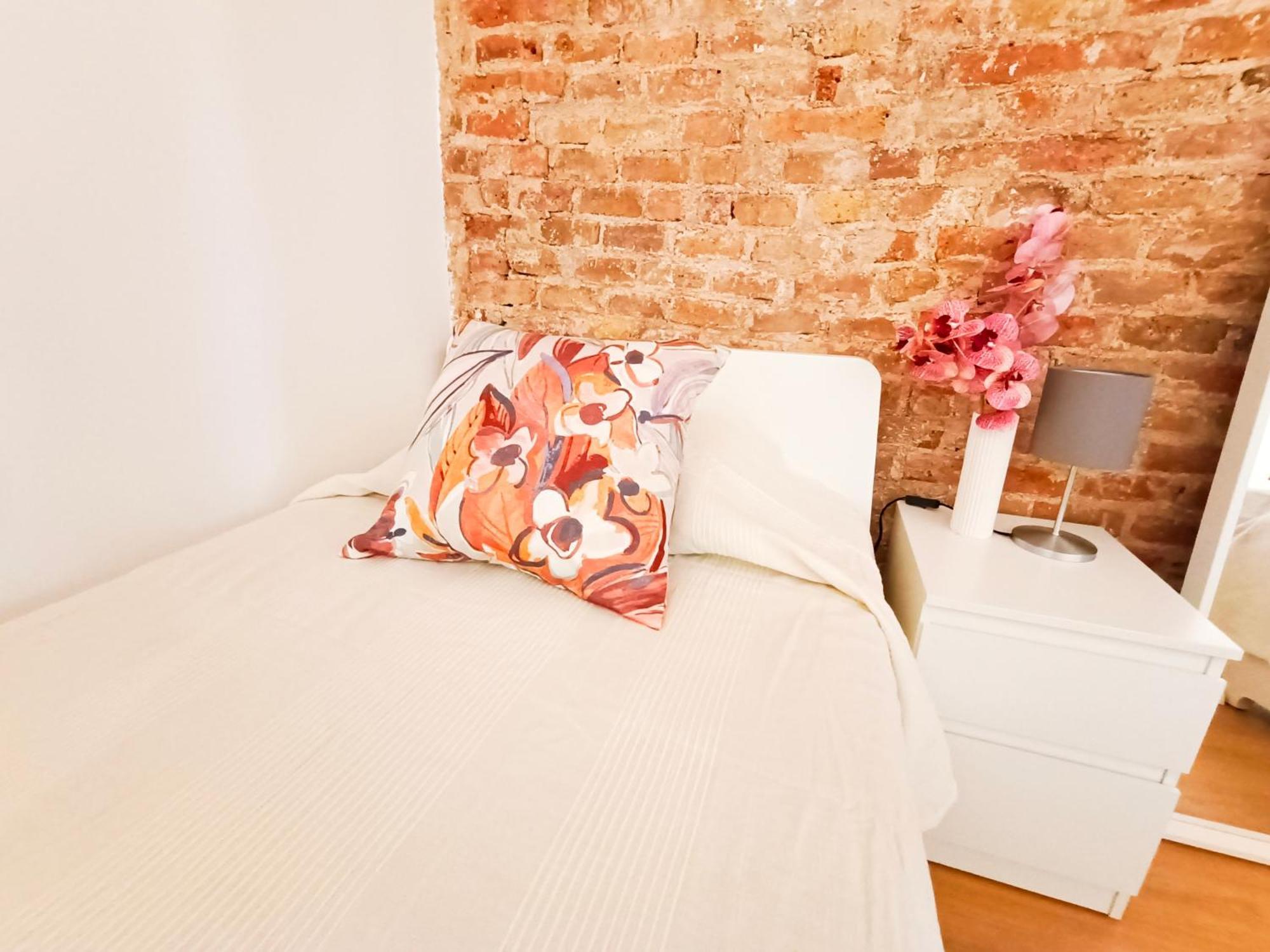 By Universitat Private Rooms バルセロナ エクステリア 写真